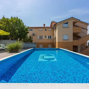  Apartment Jaric